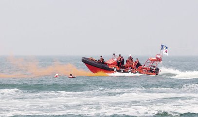 I hinga a Bahrain i te poutumarotanga, i whakaorangia e 150 nga kaimea whenua maha, me te 60 nga tangata i whakaorangia